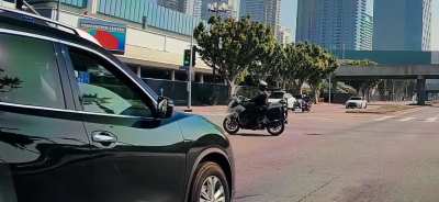 Waymo fails to yield at intersection blocked by police