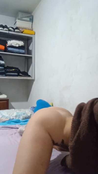 Sending nudes to random guys on snap while I sip on my wine, who wants in