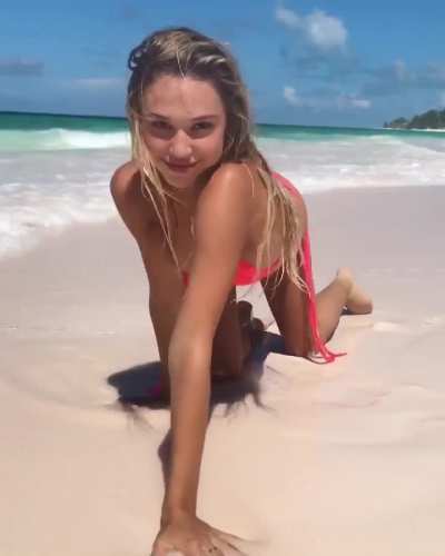 Posing and rolling on the sand in a highlighter string bikini. Source Instagram 2017-07-06