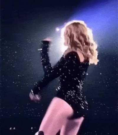 Fucking christ Taylor move that body. I'm hard as shit.