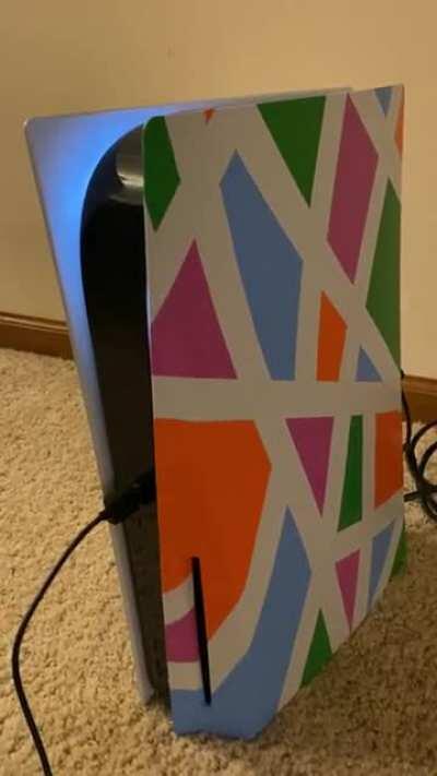 Just finished custom painting my PS5 with the original logo colors changed to pastel. Love how this turned out 🤙🏼
