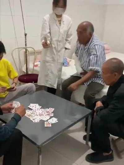 Mi abuelo to tryhard en la cena familiar