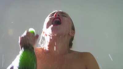 Hayden Panettiere champagne facial