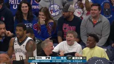 [Highlight] Kyrie Irving and a fan talking trash after fan makes crying gesture