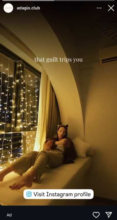 Barefoot playing pianist Ad