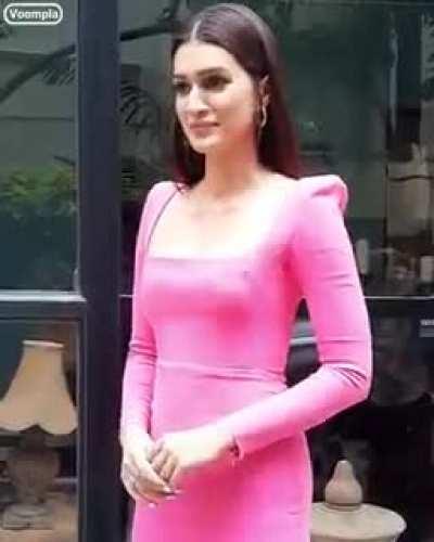 Kriti meri jaan ke sexy thighs 👅👅❤💋💋 end mein peechhe zip dekh kar laga kaash abhi isey koi khol de