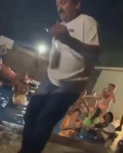 Mira mijo, estoy bailando cómo los cholos del esquina.