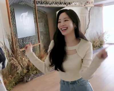 Hyper Dahyun dancing on Feel Special