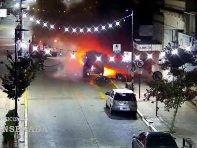 Se incendió un auto en Ensenada y el dueño se lo tomó con calma