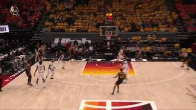 [Highlight] Mitchell gets triple teamed and still finds an open Gobert for the free bucket