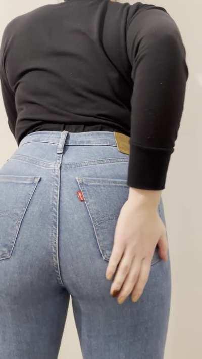 Don't be so shy and have a sniff 😏