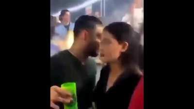 Chega no ouvidinho dela e fala