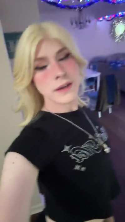 Me before and after getting ready for my nail appointment 💅🏻✨