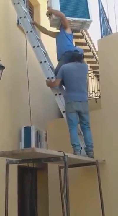 Vamos a estudiar el comportamiento de una escalera apoyada en dos superficies perpendiculares, discutan en grupos de tres.