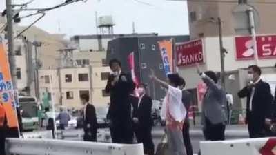 (NSFW) Clearer video of Shinzo Abe shooting shows bodyguards try to block bullets with 'briefcase'.
