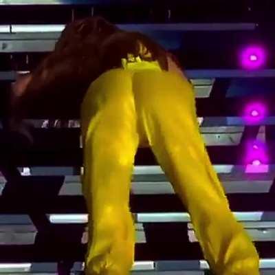 Camila shaking her thick ass