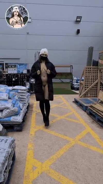 [F] I went to buy a hoe at the garden centre, can anyone spot one?