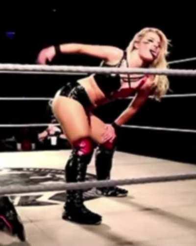 Toni Storm loves smacking her own ass 😅👋 🍑