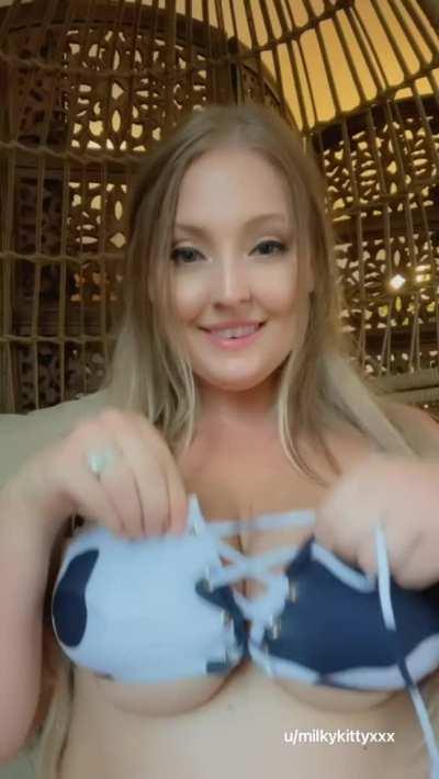 Enjoy my bouncing mommy milkers