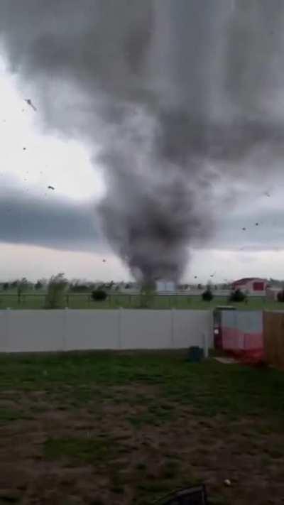Man continues to film Andover Tornado right up untill it swallows his yard.