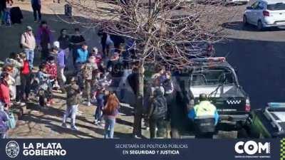 Inspectores municipales fueron a desalojar a grupo de manteros y una piba los corrió a patadas