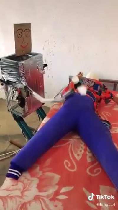 Let my good friend demonstrate this Automatic Injection Robot, the design is very human (his illness has healed)