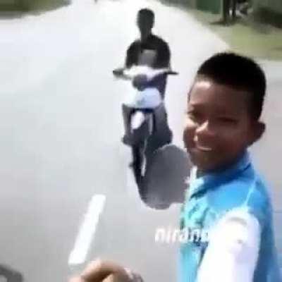 OQ Q ACONTECEU COM O MLK NO FINAL ??? Kkkkkk