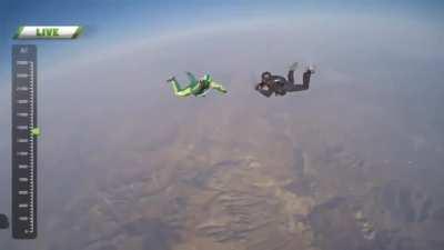 Skydiver Luke Aikins breaks the world record by jumping from 7620 meters without a parachute.