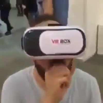 ADM jogando VR aí 😳