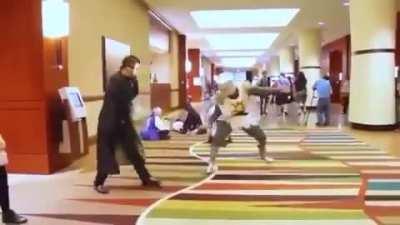 Рыцарь тыкает своим мечом всех вокруг