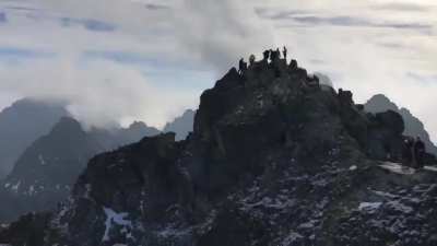 🔥 Climbers reaching the summit of Rysy (2,499m), the highest peak in Poland’s Tatra Mountains, were stunned to find a calm, lone tabby cat waiting for them at the summit.