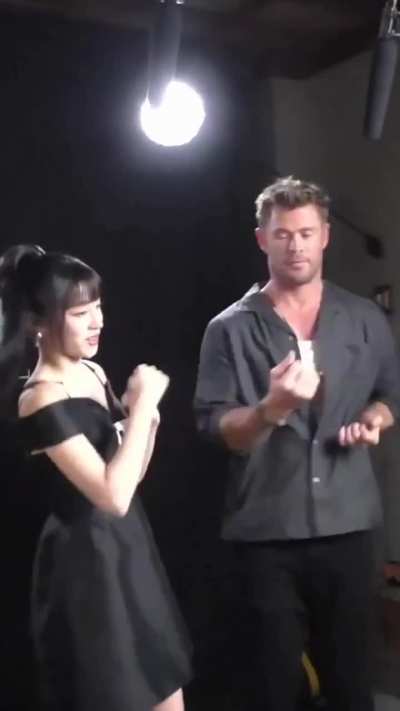 240923 Yuqi with actor Chris Hemsworth (Thor, The Avengers) during the 