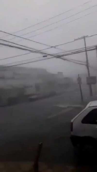 Coitado do titulo, ele foi atingido por um raio