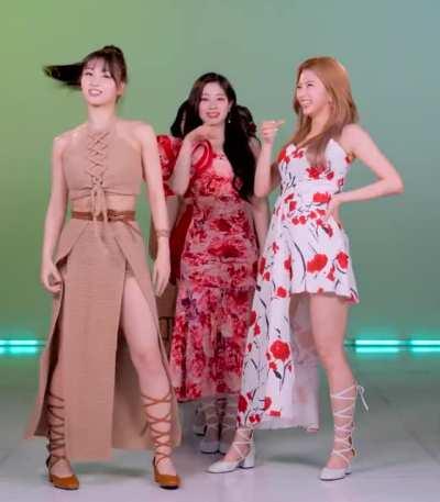 210618 - Sana and Momo doing Dahyun and Mina's 0.0% dance