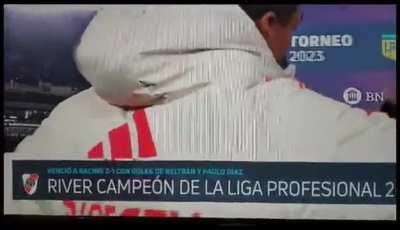 Contenido Descargable reclamandole 