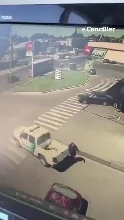 Un policía bajó a comprar y el patrullero cruzó la avenida Eva Perón: su compañera huyó del vehículo porque no sabía poner el freno de mano. Lomas de Zamora