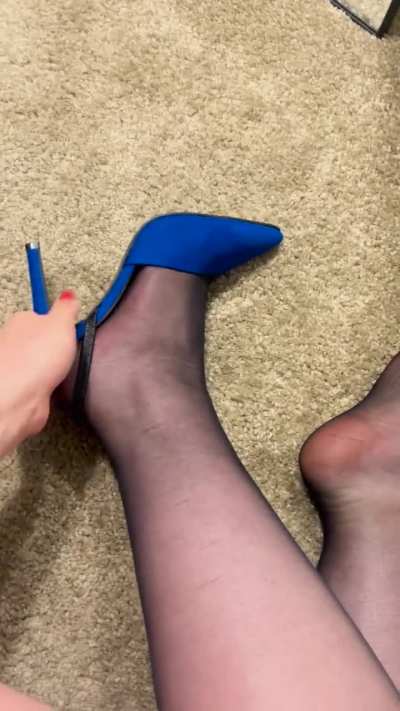 can tease you both ways, baby 👠👣 Which one makes you dream more? More sets & customs on my profile 💋