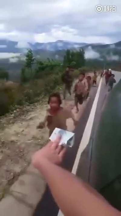 women teases poor children for 10 yuan.