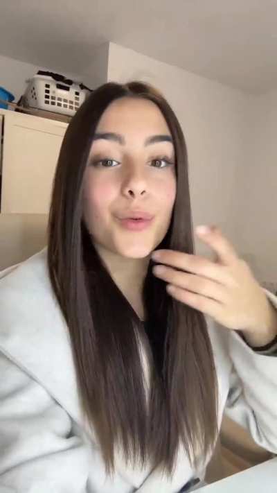 Ella es.: MARTINA, influencer. 2025.