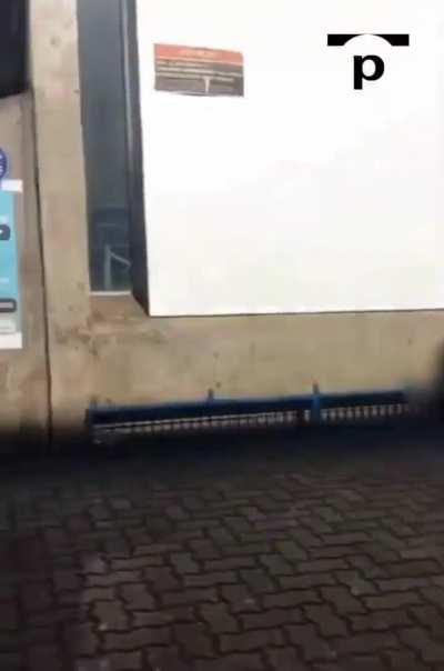 Um homem armado ameaça um jovem negro ao lado de uma policial - Via Africanize no Twitter