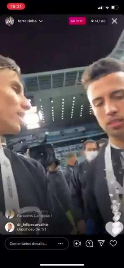 Ferreira e Matheus Henrique mandando um salve pro Thiago Galhardo