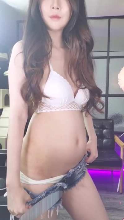 PREGNANT KOREAN CAMGIRL STRIPTEASE