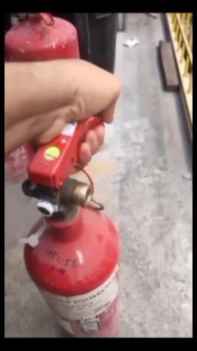 Régis joue avec un extincteur