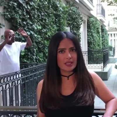 Salma Hayek photobombed by Samuel L. Jackson