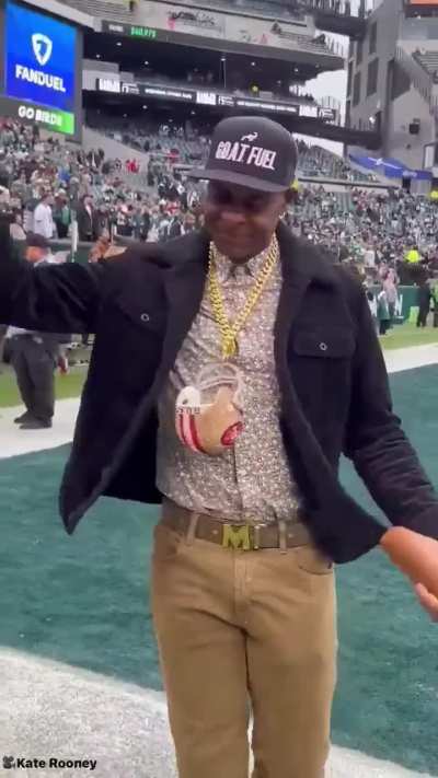 WHEN EAGLES FANS WERE BOOING JERRY RICE SO HE PULLED OUT HIS RINGS AND STARTED FLASHING THEM.