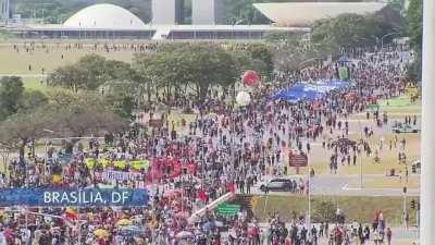 Jornal Nacional respondendo ao Bolsonaro e mostrando as manifestações 