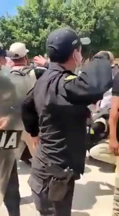 Castillo ordena a policía que le amarre los zapatos. Pero si Maricarmen Alva hubiera hecho esto...