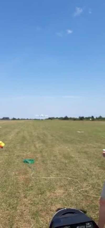 Low flyby, Piper PA-30-160