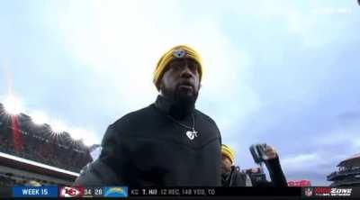 Tomlin blowing a kiss