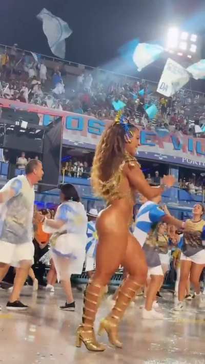 Carnaval treat : Monique Rizzeto